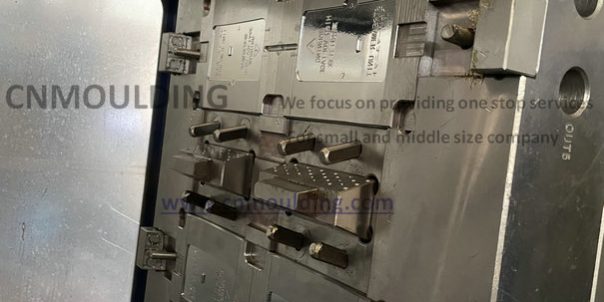 install a plastic mold to an injection machine