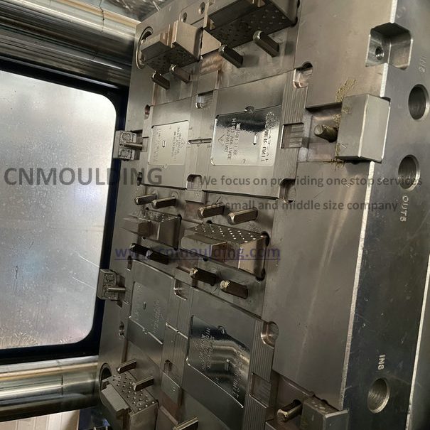 install a plastic mold to an injection machine