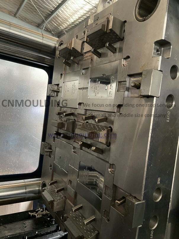 install a plastic mold to an injection machine install a plastic mold to an injection machine