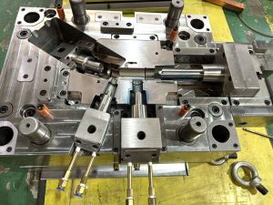 How to Choose the Right Size Injection Mold Manufacturer